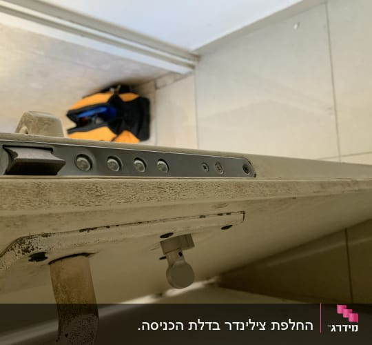 מנעול דלת עם בריחים וברגים